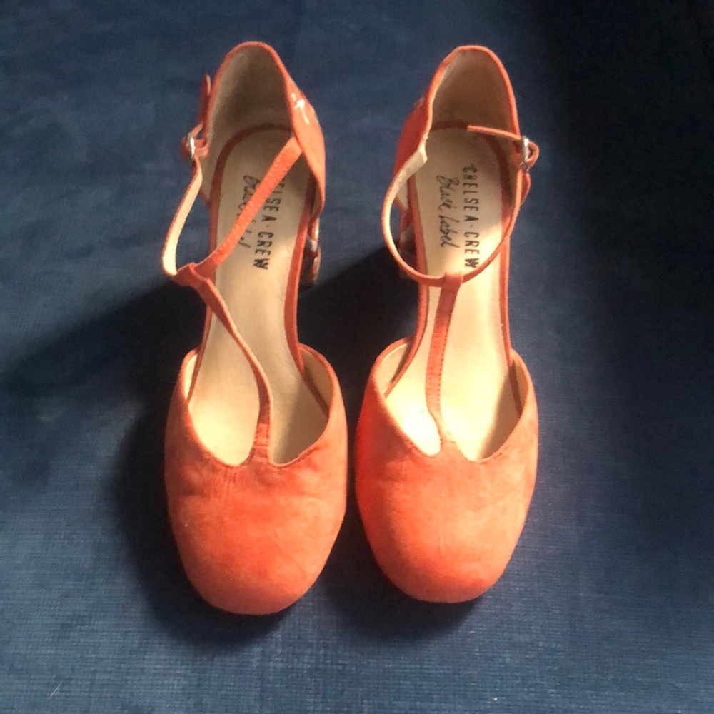 SUEDE T-STRAP PUMPS WITH EMBROIDERED BLOCK HEEL